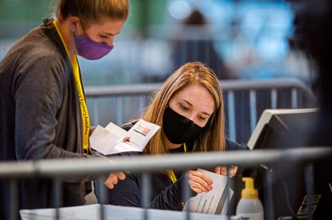 Pittsburgh: Wahlhelferinnen werten die verbliebenden Stimmzettel und Stimmzettel der Briefwahl aus