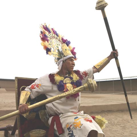 Ein Darsteller des Chimú-Königs