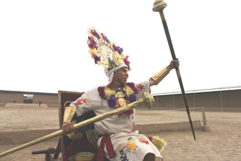 Ein Darsteller des Chimú-Königs