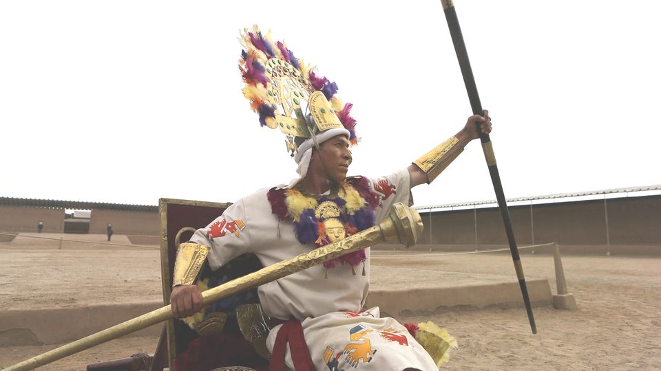 Ein Darsteller des Chimú-Königs