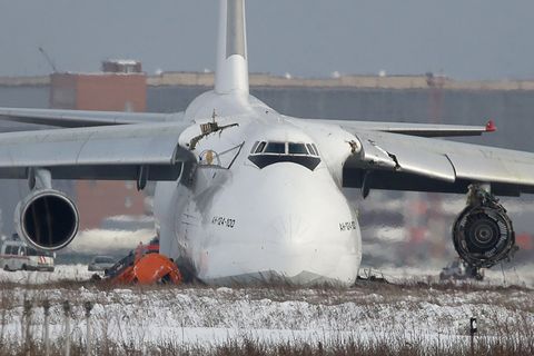 Bruchlandung in Sibirien: Die beschädigte Antonov 124 auf dem Flughafen Nowosibirsk