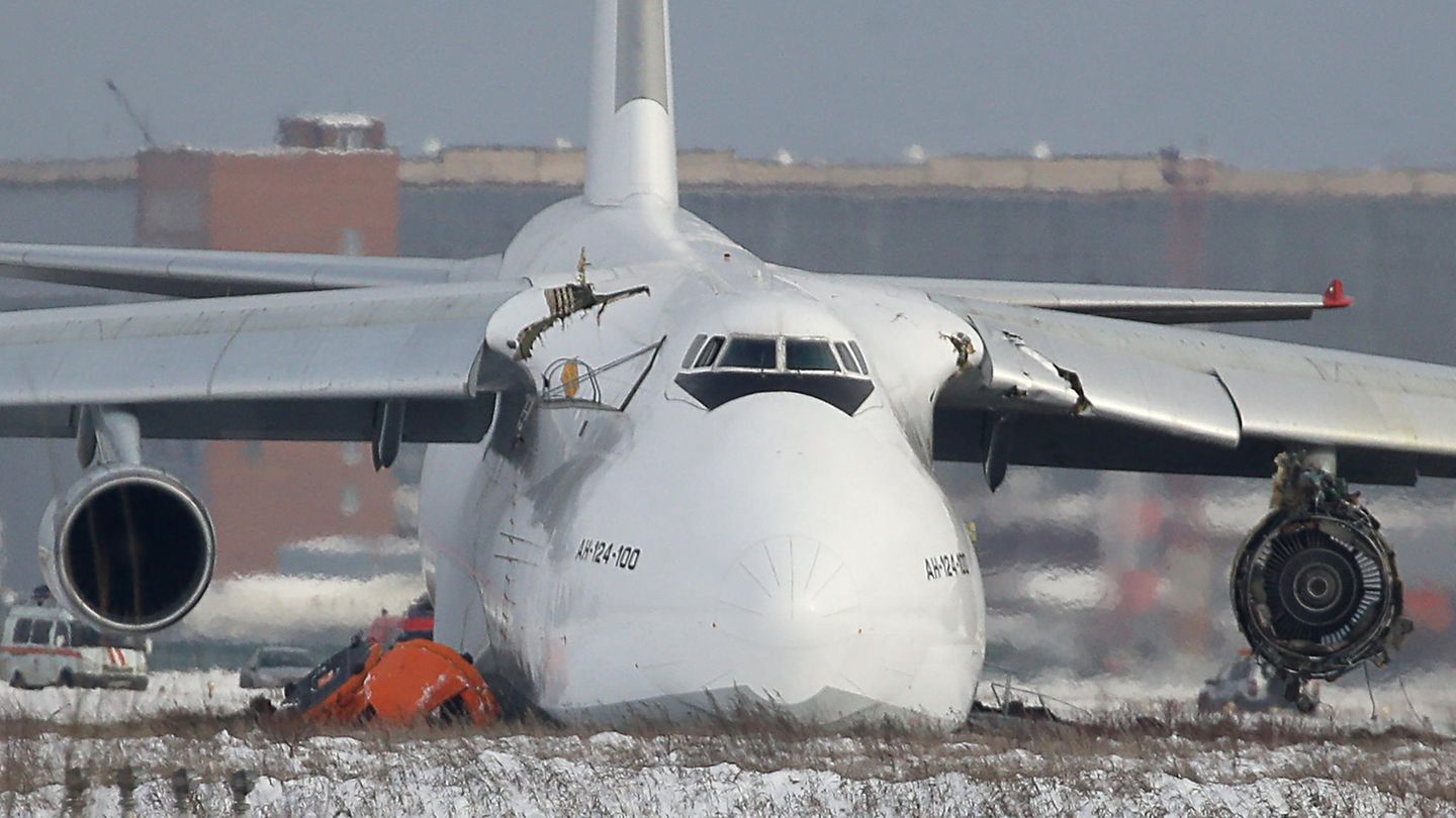 Bruchlandung in Sibirien: Die beschädigte Antonov 124 auf dem Flughafen Nowosibirsk