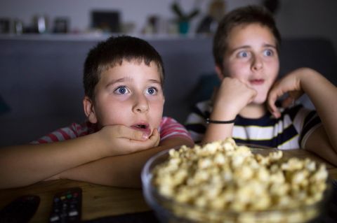 Das TV-Programm lenkt die Kinder ab, dieser Effekt rächt sich aber. 