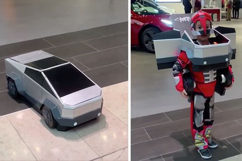 Links steht ein Modell des Tesla Cybertruck auf dem Boden, rechts steht ein Junge im "Transformers"-Outfit