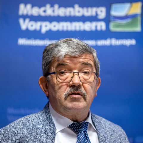 Mecklenburg-Vorpommerns Innenminister Lorenz Caffier (CDU) räumte den Waffenkauf ein
