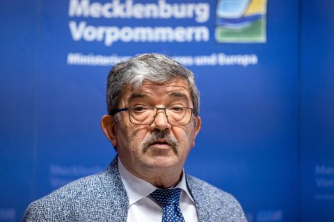 Mecklenburg-Vorpommerns Innenminister Lorenz Caffier (CDU) räumte den Waffenkauf ein
