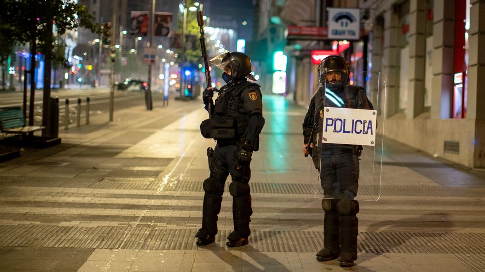 Voll in der Krise : Die Bereitschaftspolizei bezieht Stellung bei einem Protest gegen die Ausgangssperre in Madrid Ende Oktober Die Bereitschaftspolizei bezieht Stellung bei einem Protest gegen die Ausgangssperre in Madrid Ende Oktober