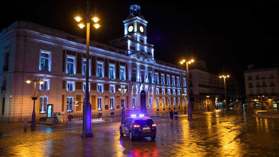 Voll in der Krise : Leergefegt: die Puerta del Sol im Herzen von Madrid Leergefegt: die Puerta del Sol im Herzen von Madrid
