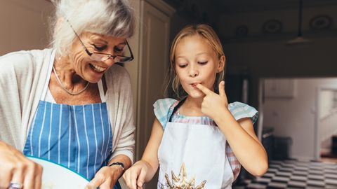Oma und Enkelin backen