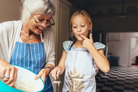 Oma und Enkelin backen