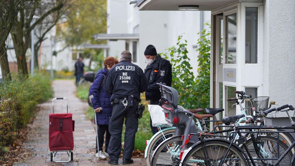 Nachrichten Deutschland Berlin Wegen einer Bombenentschärfung fordern Einsatzkräfte der Polizei in der Nähe lebende Bewohner auf ihre Wohnungen zu verlassen