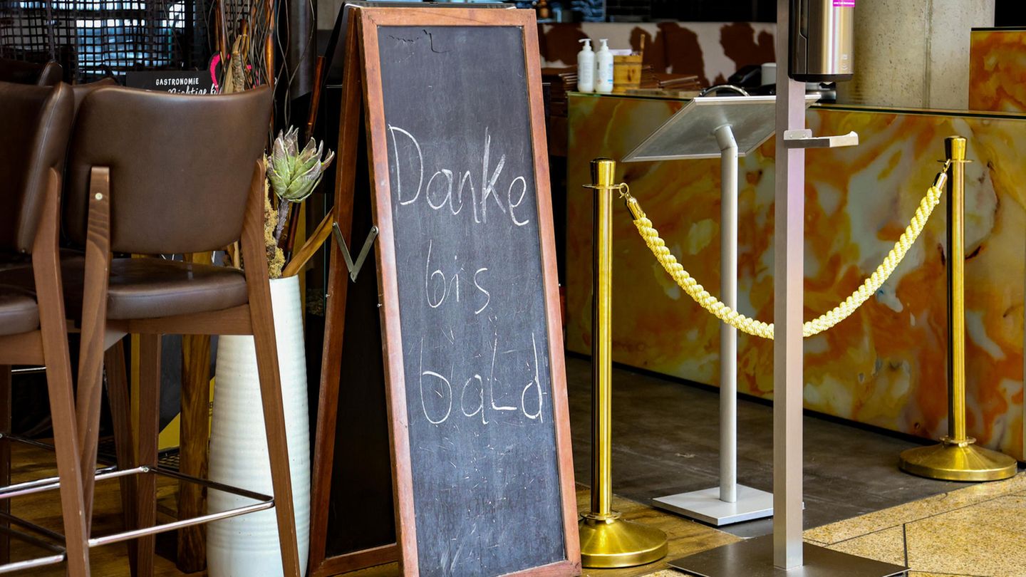 Eine Tafel mit der Aufschrift "Danke bis bald" steht vor einem geschlossenen Lokal in Österreich