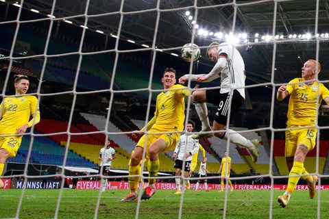 Timo Werner köpft zum 2:1 für die deutsche Mannschaft gegen die Ukraine ein