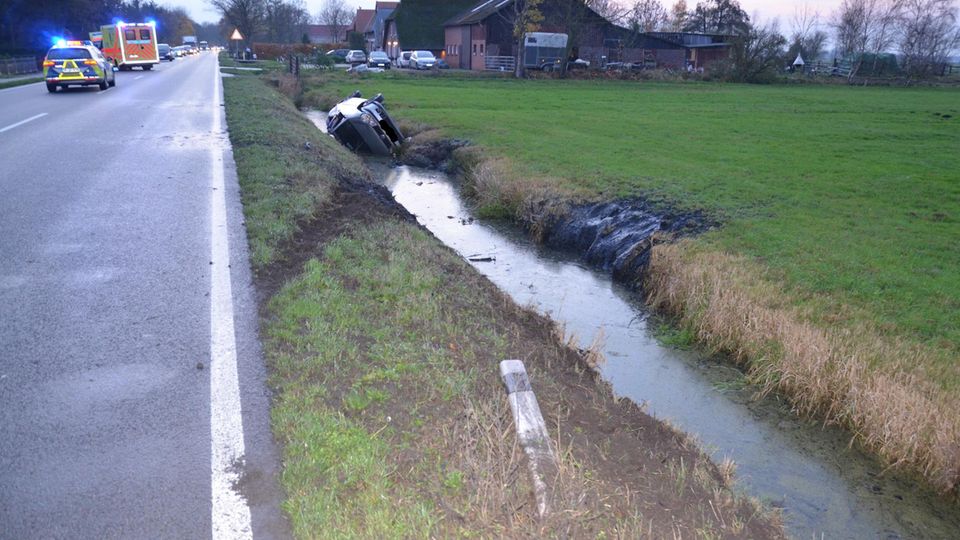 Der Wagen überschlug sich und landete in einem Wassergraben neben der Fahrbahn.