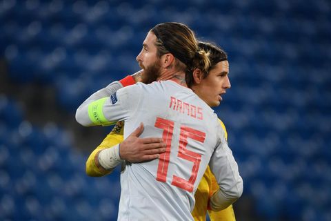 Sergio Ramos und Yann Sommer umarmen sich
