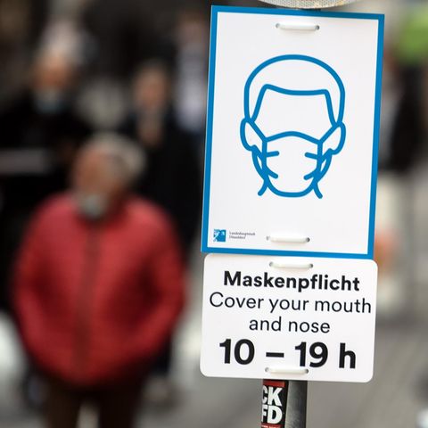 Ein Schild weist auf die Pflicht zum Tragen von Schutzmasken hin