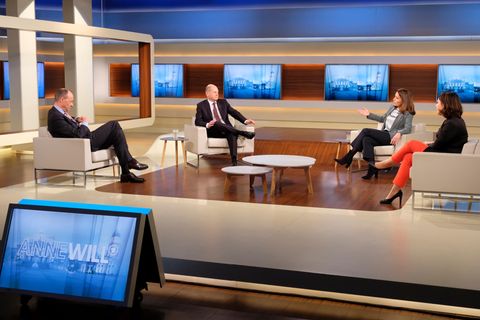 Friedrich Merz (CDU), Olaf Scholz (SPD), Anne Will (Moderatorin), Annalena Baerbock (Bündnis 90/Die Grünen)