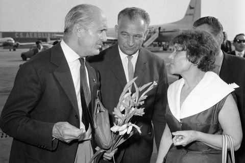 Rennfahrerin Eliška Junková 1963 zusammen mit dem französischen Rennfahrer Louis Chiron in Prag.