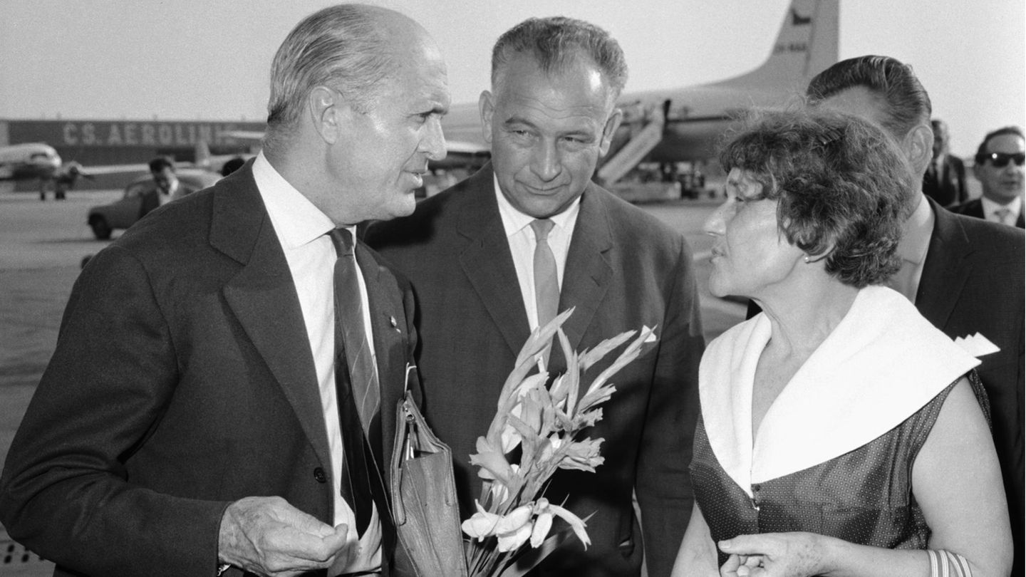 Rennfahrerin Eliška Junková 1963 zusammen mit dem französischen Rennfahrer Louis Chiron in Prag.