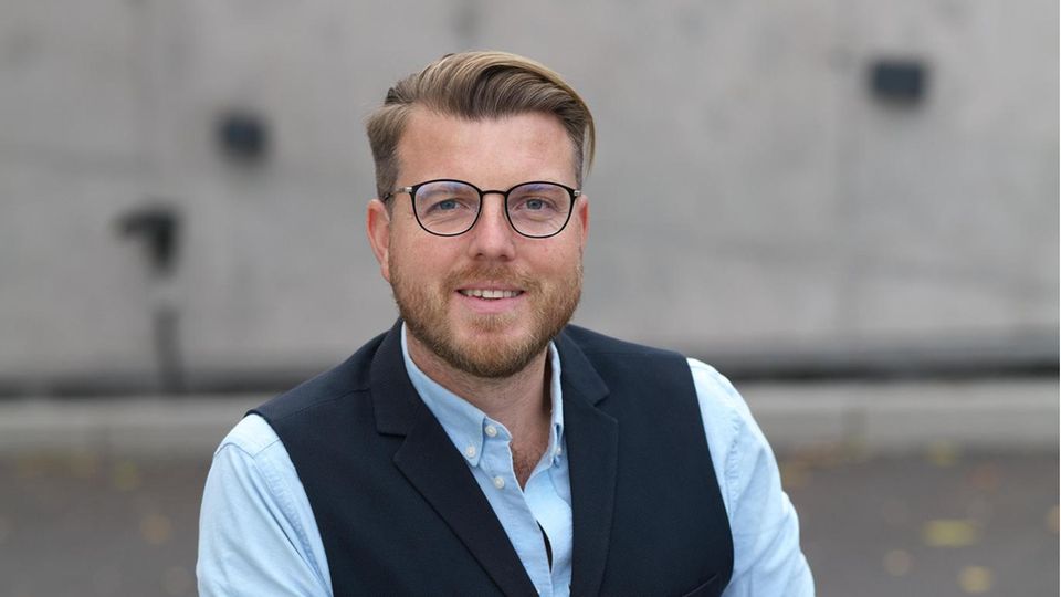 Lucas Vogelsang kannte St. Pauli bislang vor allem bei Nacht oder bei Flutlicht. Totenkopf und Tanzlokale. Die Apotheke hatte er deshalb vorher nie bemerkt. Hinter der Tür aber ist die Zeit tatsächlich stehen geblieben. Die Uhr dort zeigt immer fünf vor zwölf. Im stern schreibt Vogelsang die Serie "Landsleute" - alle Texte von ihm finden Sie hier.