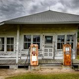 Hier tankt keiner mehr auf: am US-Highway 158 in North Carolina. Die Zapfsäulen rosten vor sich hin, die Farbe blättert vom Holz ab.