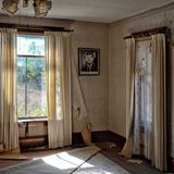 Hier wagte sich der Fotograf ins Innere des verlassenen Anwesens: An der Wand im Wohnzimmer hängt noch ein Foto von John F. Kennedy.