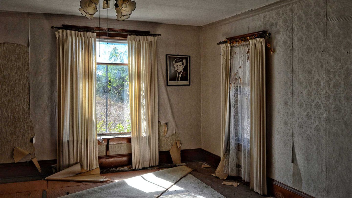 Hier wagte sich der Fotograf ins Innere des verlassenen Anwesens: An der Wand im Wohnzimmer hängt noch ein Foto von John F. Kennedy.