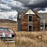 Seit fünf Jahrzehnten steht dieses Haus leer. Zeitungen in den verwüsteten Zimmern weisen darauf hin, dass es bis Ende der 60er Jahre bewohnt war. Im Gras rostet ein Ford Mainline V8 aus dem Jahr 1953 vor sich hin.