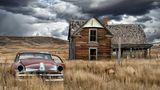 Seit fünf Jahrzehnten steht dieses Haus leer. Zeitungen in den verwüsteten Zimmern weisen darauf hin, dass es bis Ende der 60er Jahre bewohnt war. Im Gras rostet ein Ford Mainline V8 aus dem Jahr 1953 vor sich hin.