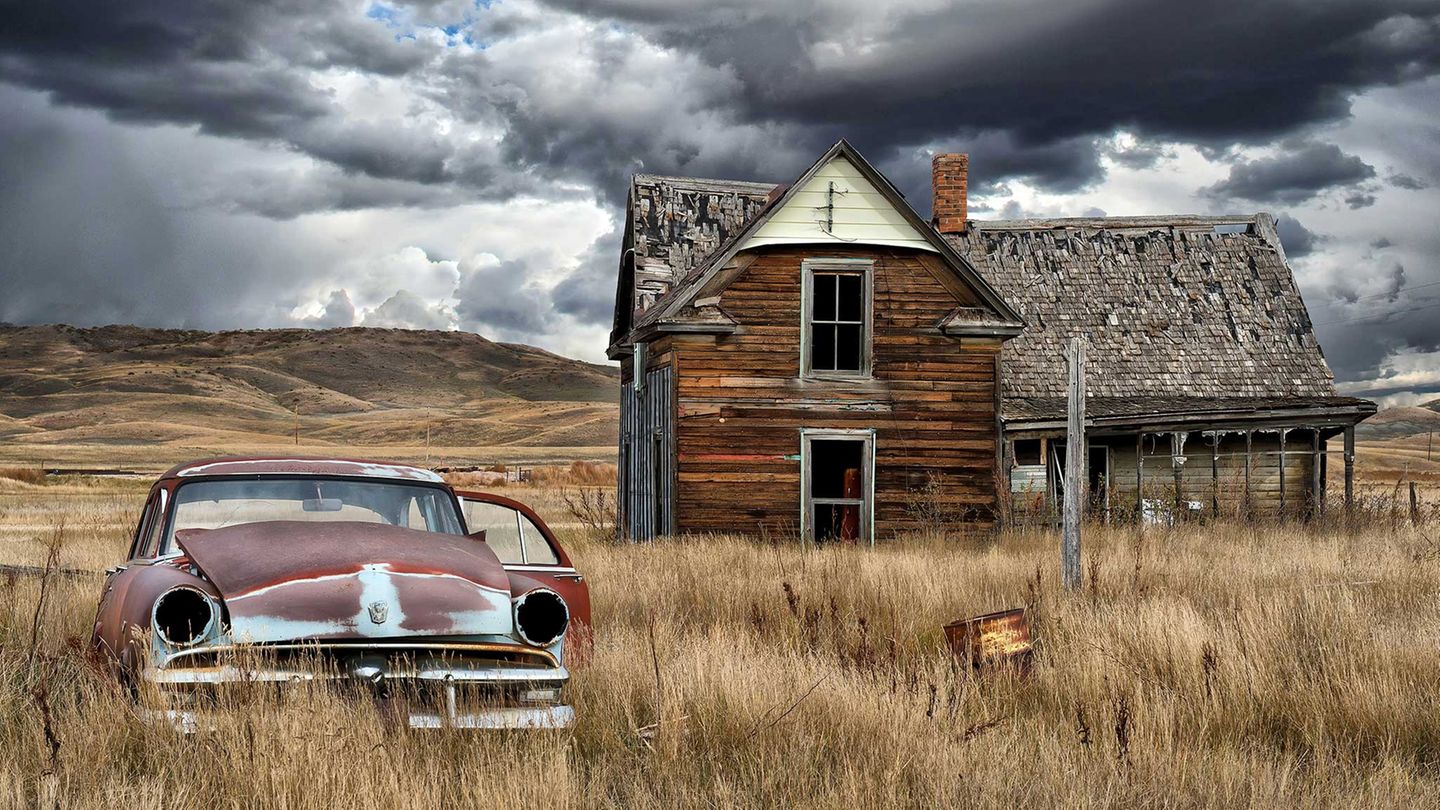 Seit fünf Jahrzehnten steht dieses Haus leer. Zeitungen in den verwüsteten Zimmern weisen darauf hin, dass es bis Ende der 60er Jahre bewohnt war. Im Gras rostet ein Ford Mainline V8 aus dem Jahr 1953 vor sich hin.