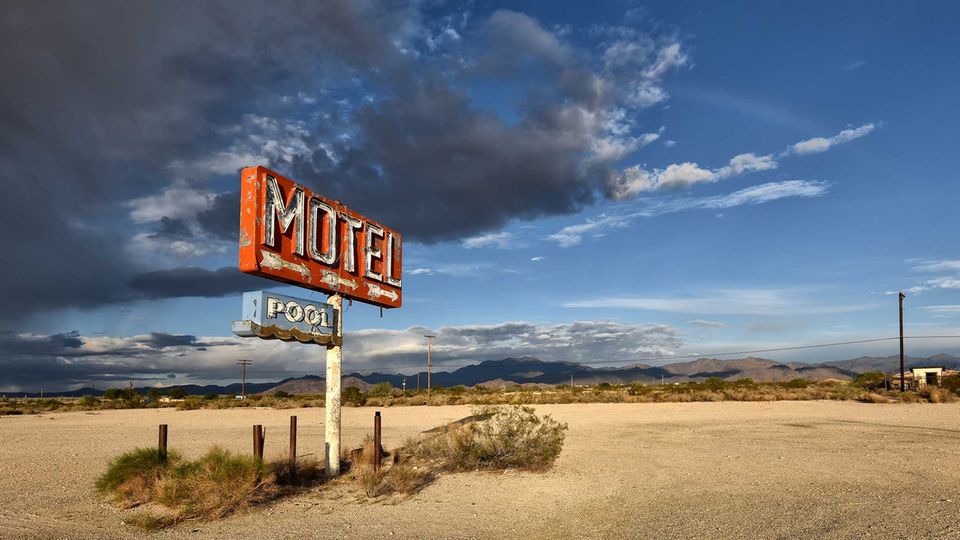 Hinweiszeichen in die große Leere: Das Motel mit Pool in der Sonora-Wüste in Arizona existiert schon lange nicht mehr.