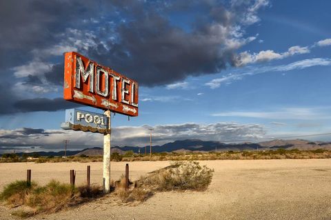 Hinweiszeichen in die große Leere: Das Motel mit Pool in der Sonora-Wüste in Arizona existiert schon lange nicht mehr.