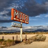 Hinweiszeichen in die große Leere: Das Motel mit Pool in der Sonora-Wüste in Arizona existiert schon lange nicht mehr.