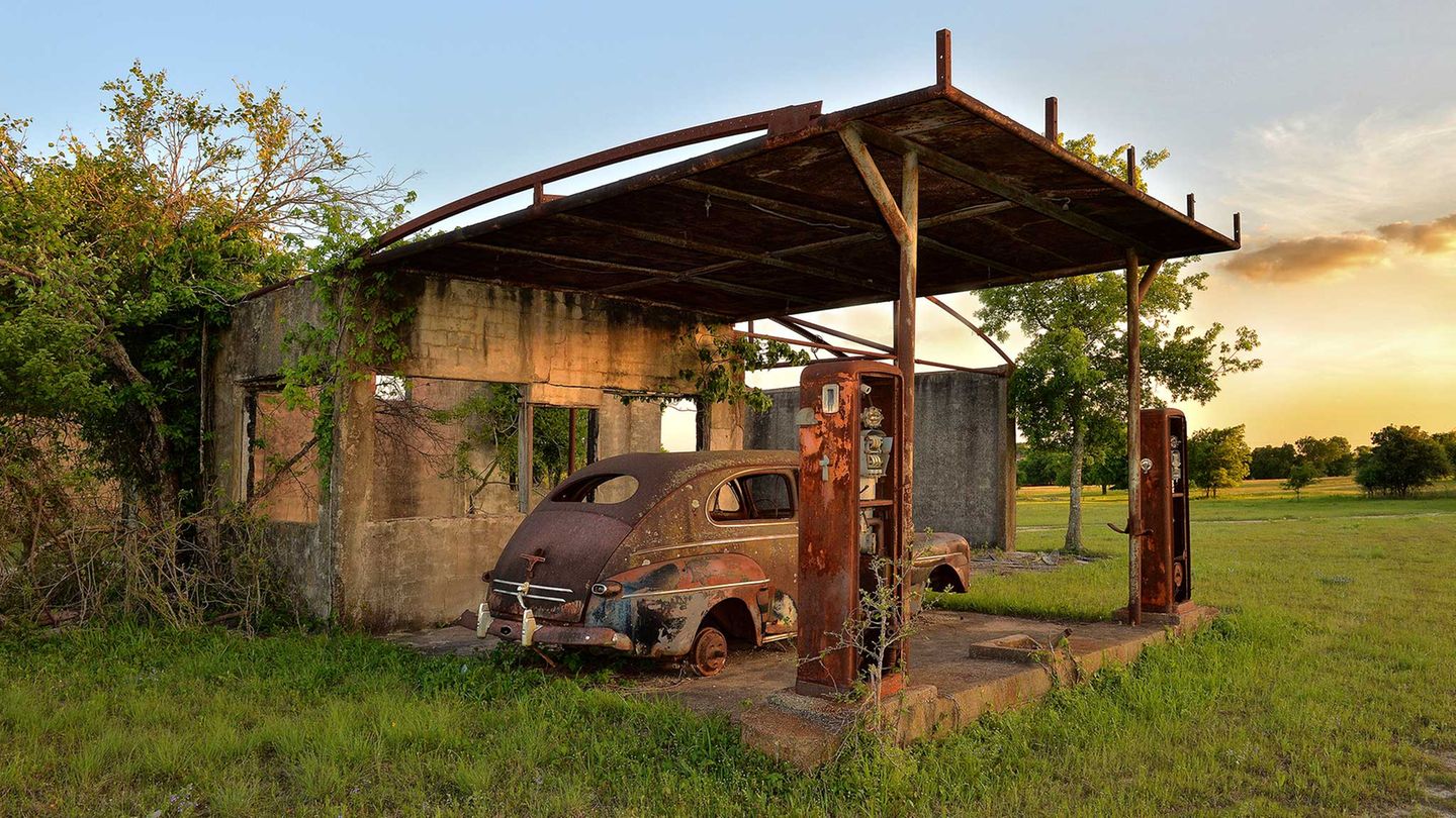 Rost Places: Dieses Fahrzeug, Baujahr 1948, tankte nicht auf, sondern wurde neben der Zapfsäule für immer abgestellt.
