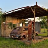 Rost Places: Dieses Fahrzeug, Baujahr 1948, tankte nicht auf, sondern wurde neben der Zapfsäule für immer abgestellt.