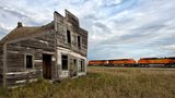 Auf der Landkarte ist Aylmer in North Dakota schon lange verschwunden, nur ein Haus steht noch. "Reisebegleiter durch den amerikanischen Mittelwesten sind oftmals lange Güterzüge", berichtet der Fotograf.