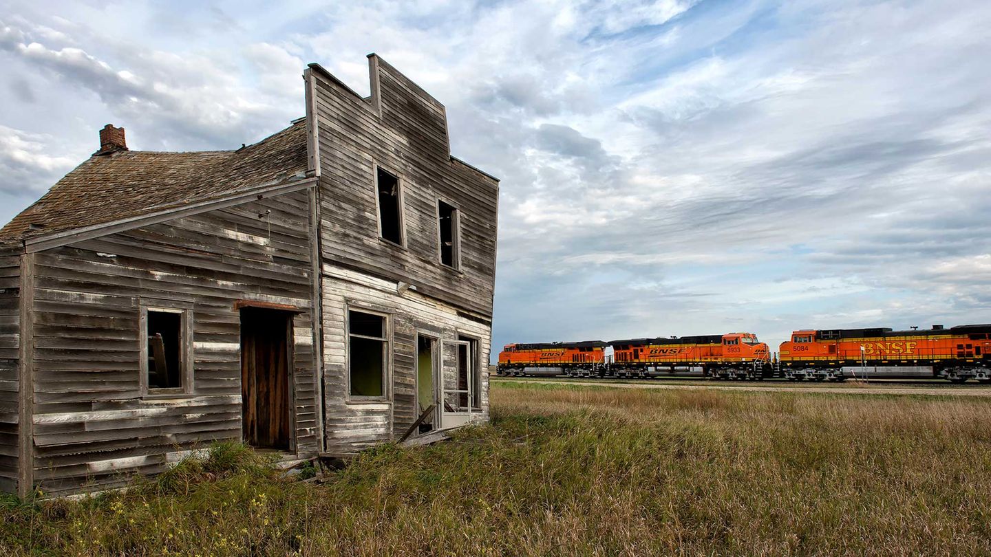 Auf der Landkarte ist Aylmer in North Dakota schon lange verschwunden, nur ein Haus steht noch. "Reisebegleiter durch den amerikanischen Mittelwesten sind oftmals lange Güterzüge", berichtet der Fotograf.