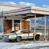 Schon seit Jahren steht dieser Buick Skylark an einer aufgegebenen Tankstelle an einem namenlosen Ort in Utah, wo sich zwei Highways kreuzen.