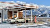 Schon seit Jahren steht dieser Buick Skylark an einer aufgegebenen Tankstelle an einem namenlosen Ort in Utah, wo sich zwei Highways kreuzen.