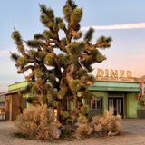 Eine typische Kombination von Diner und Tankstelle am Highway-Rand, die Heribert Niehues in der kalifornische Mojave-Wüste für den Bildband "Poesie der Vergänglichkeit" fotografierte.