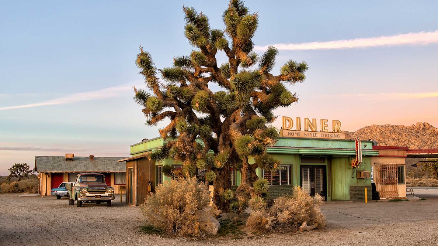 Eine typische Kombination von Diner und Tankstelle am Highway-Rand, die Heribert Niehues in der kalifornische Mojave-Wüste für den Bildband "Poesie der Vergänglichkeit" fotografierte.