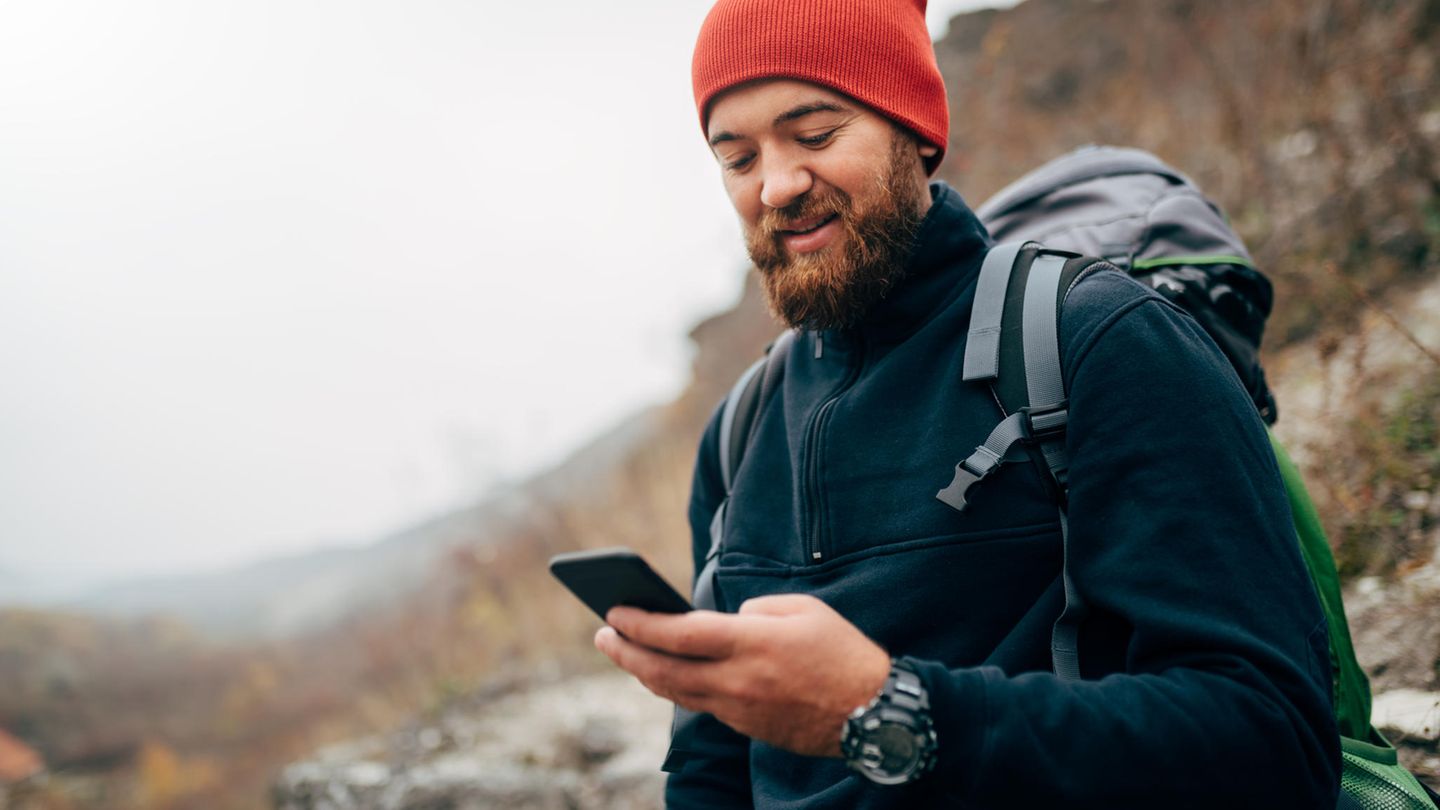 Man schaut auf sein Handy