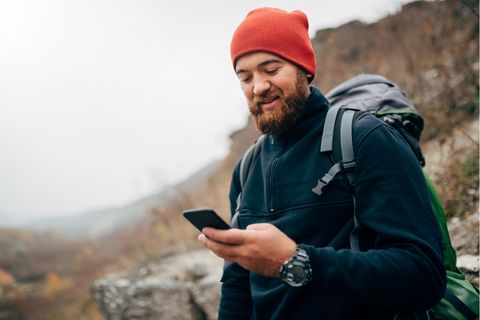 Man schaut auf sein Handy