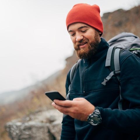 Man schaut auf sein Handy