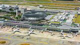 Singapur: Changi Airport (SIN)  Seit Jahrzehnten wird der Flughafen des Stadtstaates als einer der besten der Welt ausgezeichnet. Neuer Blickfang ist das gläserne Herz der Anlage, The Jewel, genannt - eine grüne Oase mit einem 40 Meter hohen Indoor-Wasserfall.