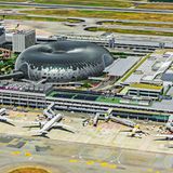 Singapur: Changi Airport (SIN)  Seit Jahrzehnten wird der Flughafen des Stadtstaates als einer der besten der Welt ausgezeichnet. Neuer Blickfang ist das gläserne Herz der Anlage, The Jewel, genannt - eine grüne Oase mit einem 40 Meter hohen Indoor-Wasserfall.