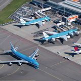Niederlande: Amsterdam Schiphol (AMS)  Unübersehbar das Hellblau der KLM-Flugzeuge: Sowohl die niederländische Airline wie auch der Flughafen sind mehr als 100 Jahre alt. Bereits 1935 gab es hier vier asphaltierte Pisten. Heute sind es inzwischen sechs Start- und Landebahnen.