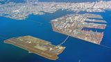 Japan: Kobe Airport (UKB)  Dieser Airport gehört zu den neuen Großflughafen in Japan wie auch Kansai oder Nagoya, die auf einer künstlichen Insel errichtet wurden. Allerdings senkt sich der Untergrund und muss nachverdichtet werden.