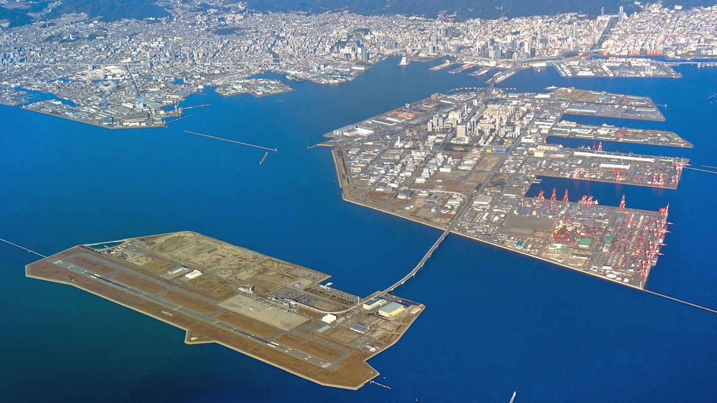 Japan: Kobe Airport (UKB)  Dieser Airport gehört zu den neuen Großflughafen in Japan wie auch Kansai oder Nagoya, die auf einer künstlichen Insel errichtet wurden. Allerdings senkt sich der Untergrund und muss nachverdichtet werden.