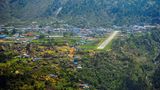 Nepal: Tensing-Hillary Airport in Lukla (LUA)  Andreas Fecker nennt diesen Flughafen in der Nähe des Mount Everest "einer der anspruchsvollsten Airports der Welt". Kein Wunder, denn die Piste ist 527 Meter kurz, hat eine Steigung von fast 20 Prozent und beginnt vor einem Felsvorsprung.